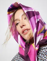 Pashmina cuadrada de satén estampado con diseño de ondas en tonos azul, celeste, marrón y amarillo.