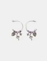 Aros tipo argolla plateados con cuentas cúbicas lilas y dijes colgantes de corazón, estrella y serpiente.