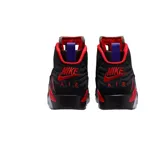 Championes de caña alta negros con detalles en rojo y violeta, con el logo de Jumpman bordado en el lateral.