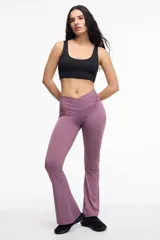 Calza negra de tiro alto con corte Oxford.