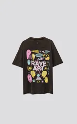 Remera negra con efecto gastado, cuello redondo y estampado frontal con la leyenda 'Rave Art' en color blanco.