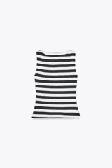 Camiseta sin mangas a rayas horizontales blancas y negras, con cuello barco y corte ajustado.
