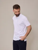 Chomba negra de piqué de algodón, corte clásico, con cuello y mangas acanalados y tapeta con dos botones blancos. Logo bordado en el pecho.
