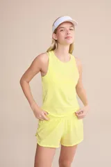 Short deportivo amarillo con cintura elástica, aberturas laterales y short interno con bolsillos.
