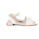 Sandalias bajas color blanco hueso, con tira ancha sobre los dedos y tira fina con hebilla alrededor del tobillo.