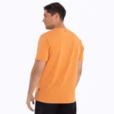 Remera celeste de algodón con cuello redondo y bolsillo en el pecho.