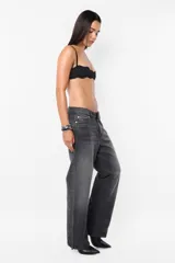 Pantalón denim gris con corte recto, tiro medio y relaxed fit. Cintura con pasacintos, botón niquel, cartera con cierre metálico y plastisol con isologo de marca. Contiene bolsillos delanteros con relojero y dos bolsillos en trasero. Lleva proceso artesanal de lavado en la prenda.