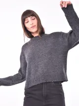 Sweater gris oscuro de tejido de punto con cuello redondo y mangas largas.