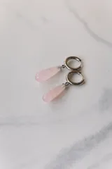 Aros colgantes de acero quirúrgico hipoalergénico con dije de piedra natural en forma de gota color azul oscuro.