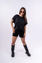 Remerón negro de corte holgado con cuello redondo y mangas cortas con dobladillo.