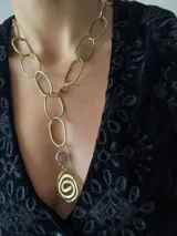 Collar hecho a mano de 50 cm en bronce o alpaca, con dije en forma de espiral y perla de río barroca.