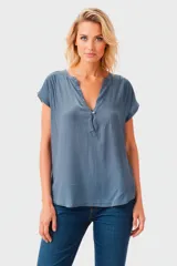 Blusa celeste con cuello en V y mangas cortas.