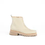 Botas cortas color marrón de cuero vacuno con suela track negra de goma. Presentan cierre lateral con cremallera YKK y puntera cuadrada.