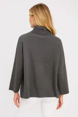 Polera color marrón con cuello alto, mangas largas y corte holgado.