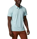 Polo de hombre Columbia Tech Trail, color blanco, de manga corta, con logo bordado en el pecho. Confeccionada en tejido hidroabsorbente Omni-Wick™ con elastano.