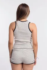 Short de punto con rayas horizontales blancas y negras, cintura elástica y ribete negro en ruedo.