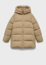 Campera puffer larga color beige, con capucha, cierre frontal con cremallera y bolsillos laterales con cierre.