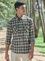 Camisa de cuadros azul marino con detalles en blanco, de corte clásico y bolsillo frontal.