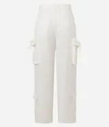 Pantalón baggy de sarga color blanco, con trabillas en la cintura, bolsillos delanteros, traseros y laterales tipo cargo.