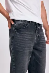 Pantalón de jean gris oscuro, de corte ancho.
