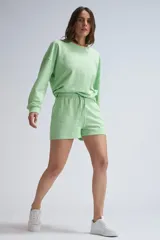 Short deportivo verde claro de tela French Terry, con cintura elástica ajustable con cordón.