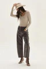 Top de manga larga color beige, confeccionado en tela de lurex, con calce al cuerpo y escote cuadrado.