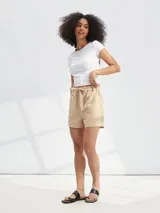 Short de tiro alto color verde militar con lazo en la cintura, bolsillos delanteros y traseros.