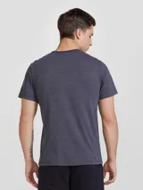 Remera negra de manga corta con corte ajustado.