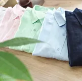 Camisa de lino blanca, de corte ajustado y manga corta, ideal para un look casual.