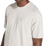 Remera de corte holgado color blanco con estampado de logos de Adidas en patrón damero. Cuello redondo y logo pequeño bordado en el pecho.