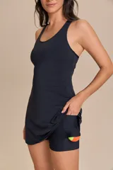 Vestido deportivo negro con calce ajustado, breteles anchos y espalda descubierta. Incluye top interno con bojo removible y short wide con bolsillos.