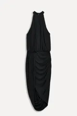 Vestido midi negro de cuello halter y hombros descubiertos. Cintura con elástico, detalle de drapeado lateral y bajo asimétrico. Cierre en cuello con botones.