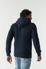 Canguro azul marino con capucha, corte oversized, bolsillo tipo canguro y estampado con la palabra "RECONNECT" en gris.