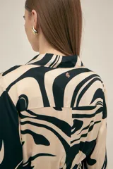 Vestido largo estilo camisero en seda viscosa con estampado marble original Polonio. Cuenta con botones nacarados, bolsillos y aberturas laterales.