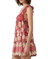 Vestido corto de tirantes con estampado de margaritas en tonos rojos y detalles fruncidos.