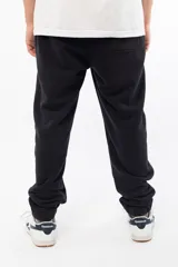 Pantalón de jogging negro de corte holgado con logo 'VERNAL' bordado en azul en el muslo izquierdo.