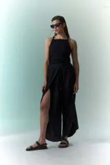 Pantalón negro de lino con tajos laterales amplios.