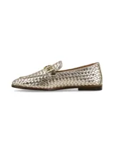 Mocasín de cuero trenzado color dorado, con punta fina y detalle metálico dorado en el empeine.
