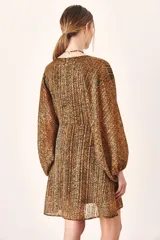 Vestido corto color marrón con estampado animal print, escote en V y mangas largas abullonadas.