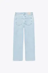Jeans tobilleros de tiro alto color negro, corte recto y cinco bolsillos.