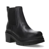 Bota de cuero negra con paneles de elastano y suela gruesa.