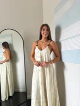 Vestido largo color beige con estampado geométrico en negro, breteles finos regulables y escote en V.