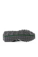 Championes New Balance de estilo casual, con capellada en gamuza color gris claro, logo "N" en verde oscuro y suela de goma con diseño texturizado en gris oscuro.