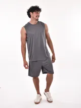 Musculosa verde militar de corte clásico.