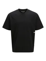 Remera negra de manga corta con cuello redondo y calce holgado. Estampa en goma de tacto suave.