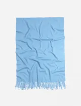 Pashmina azul con flecos en los extremos, suave al tacto y de gran tamaño.