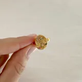 Anillo dorado de acero quirúrgico hipoalergénico con baño en oro 18K y zirconias incrustadas. Diseño con luna, ojo turco, estrella y piedras de colores.