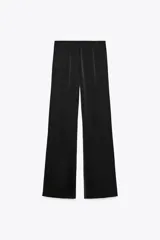 Pantalón largo de satén negro, de corte palazzo y tiro alto con cierre lateral oculto.