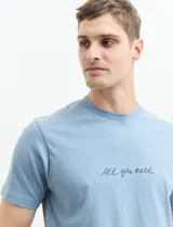 Remera azul marino de algodón con cuello redondo y estampado frontal con la frase "All you need" en color celeste.