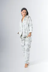 Pijama de algodón estampado, compuesto por una camisa de manga larga con botones y un pantalón recto con elástico en la cintura.